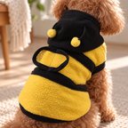 Närbild på gul fleece, svart huva och vinge på bihoodie för hund