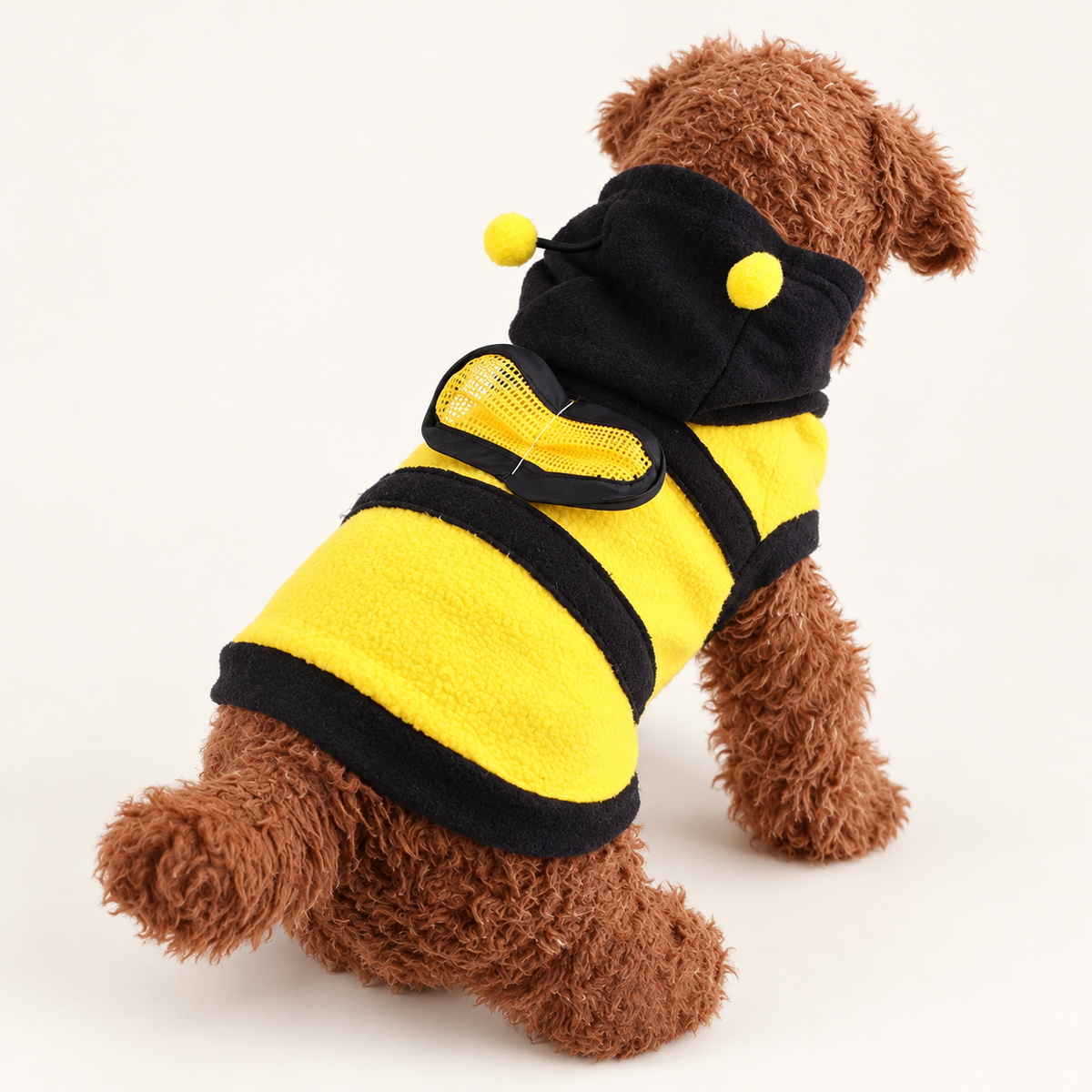 Gul och svart bihoodie i fleece för hund sedd bakifrån