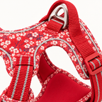 Blommig vadderad hundsele med reflexdetaljer, närbild på material och konstruktion