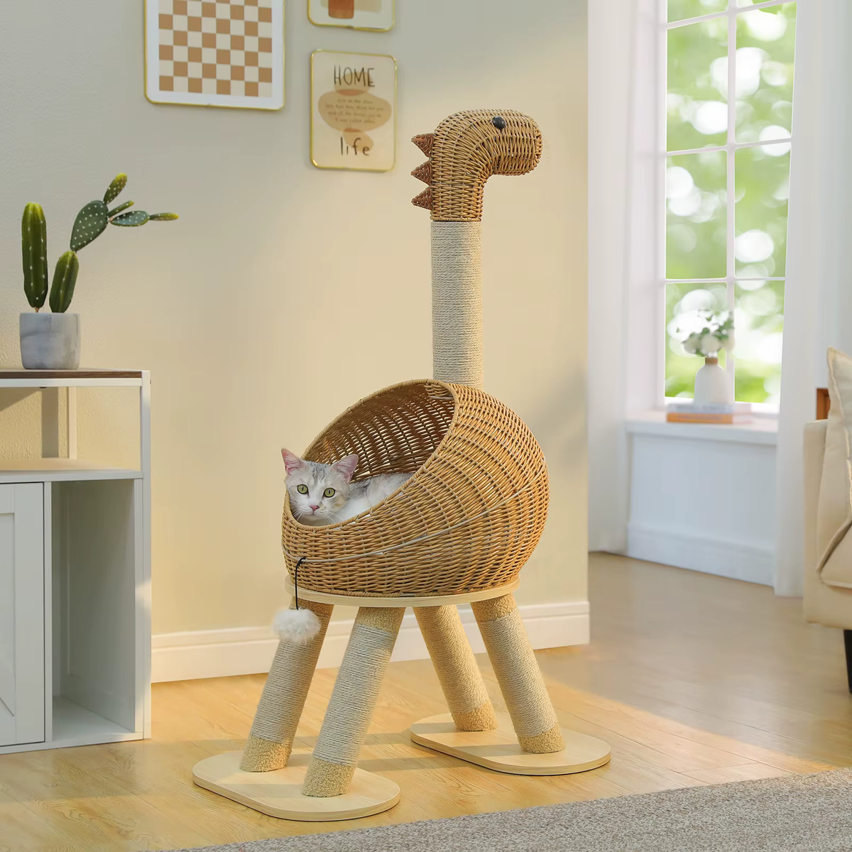 Katt som använder det dinosaurieformade klösträdet i hemmiljö