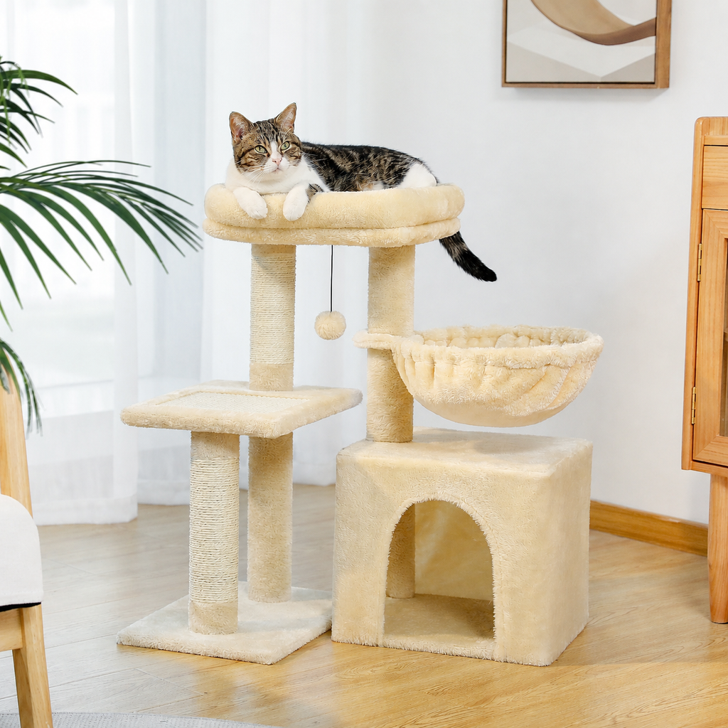 Beige klösträd i hemmiljö med katt på topplattan