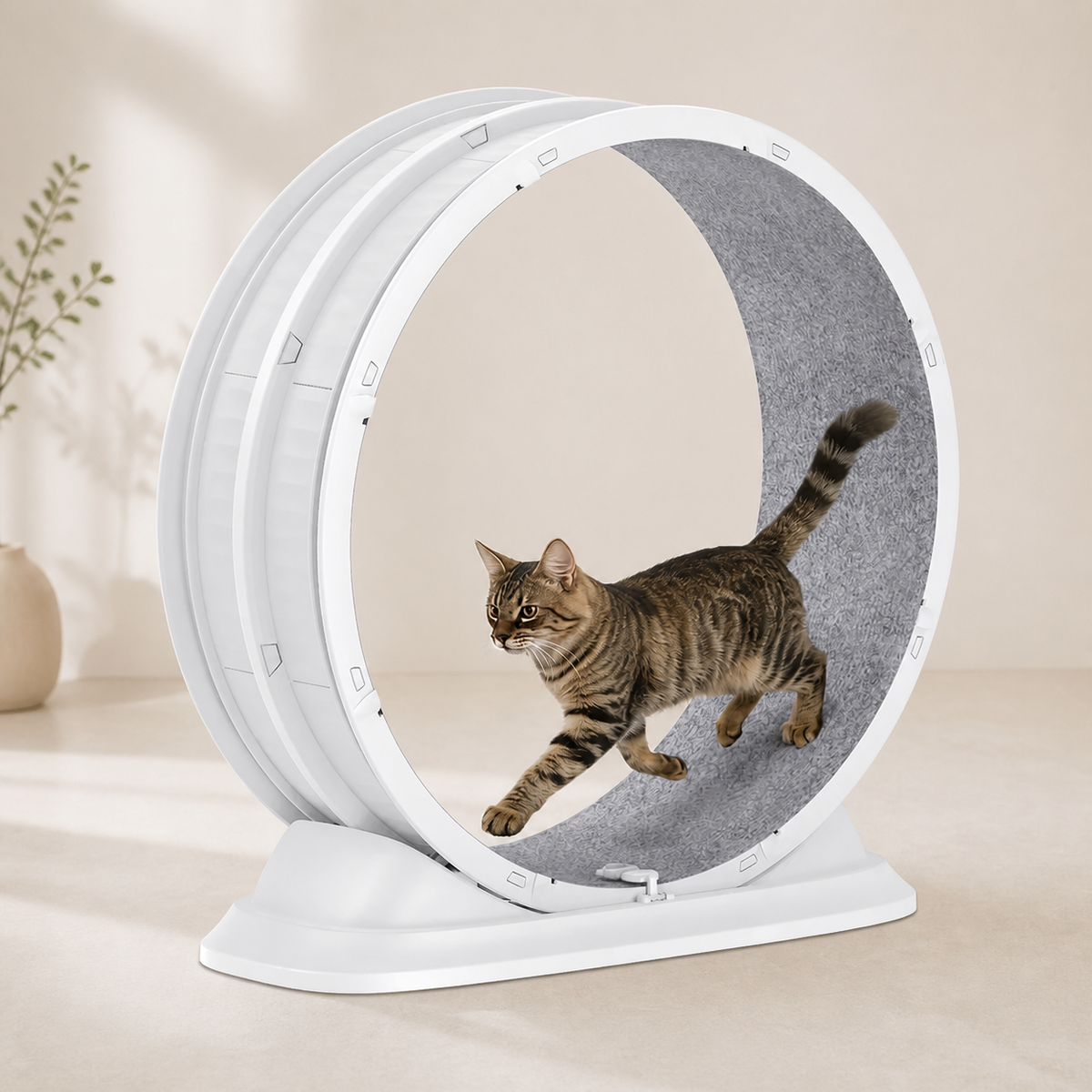 Vitt kattmotionshjul med grå löpmatta och katt som springer