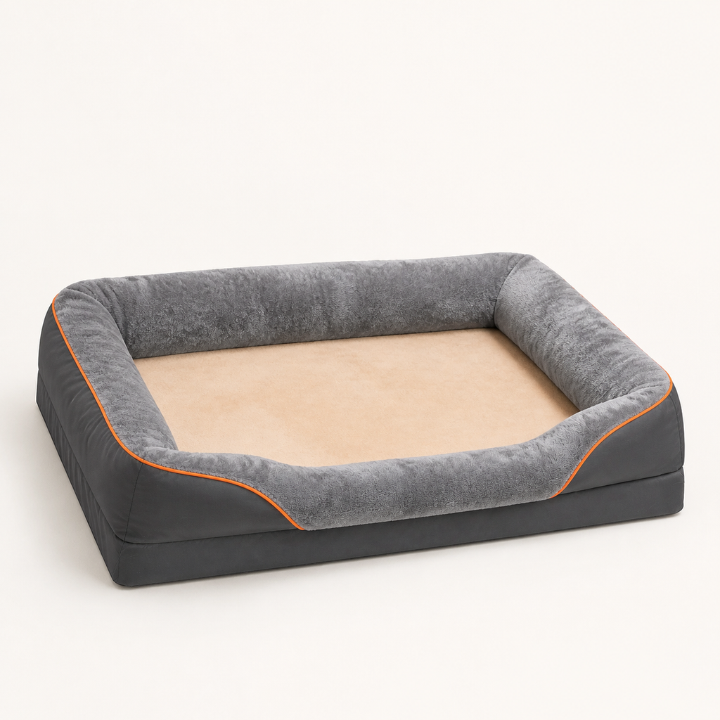 Grå ortopedisk hundbädd med beige liggyta på ljus bakgrund