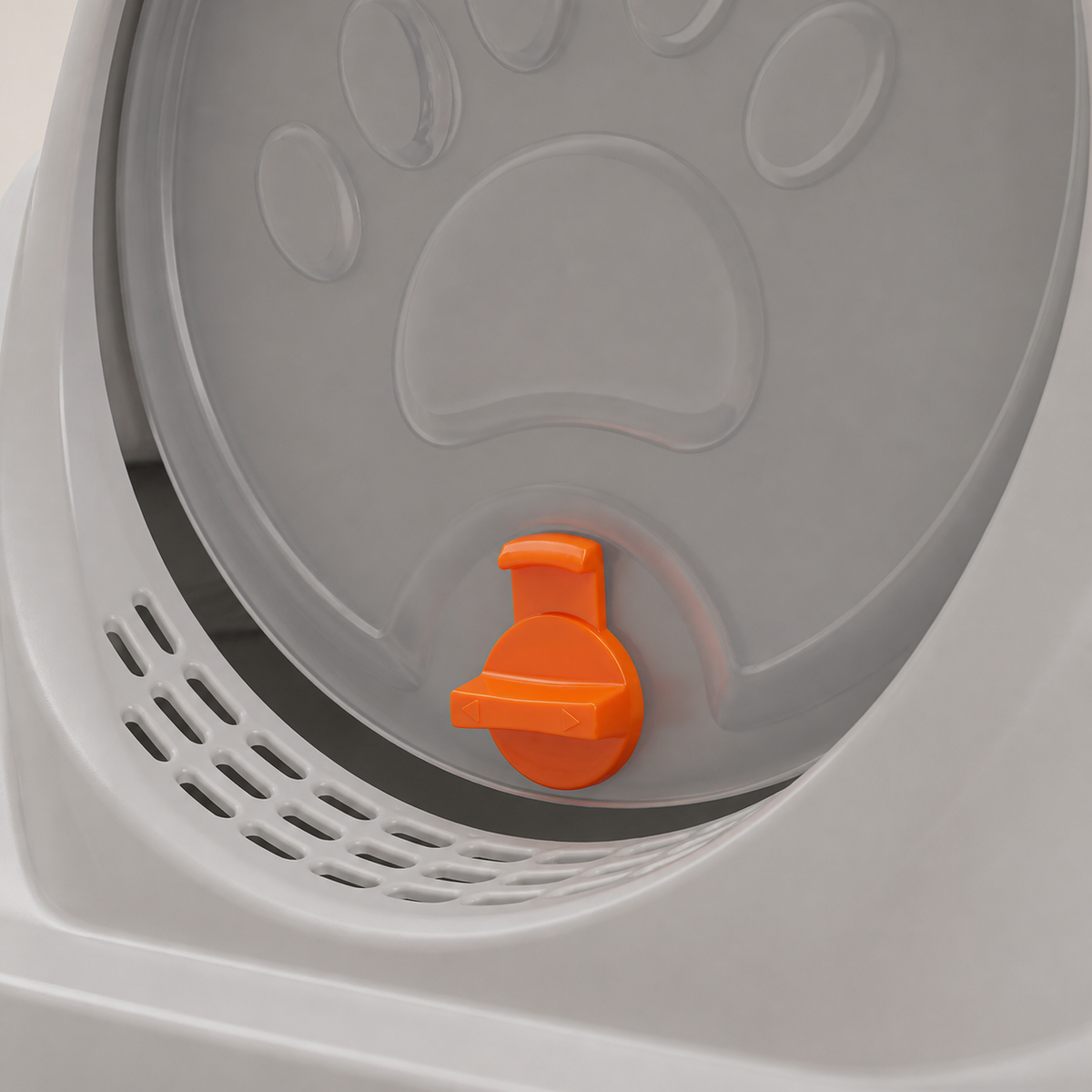 Detalj av kattlådans orange lås och genomskinliga frontlucka
